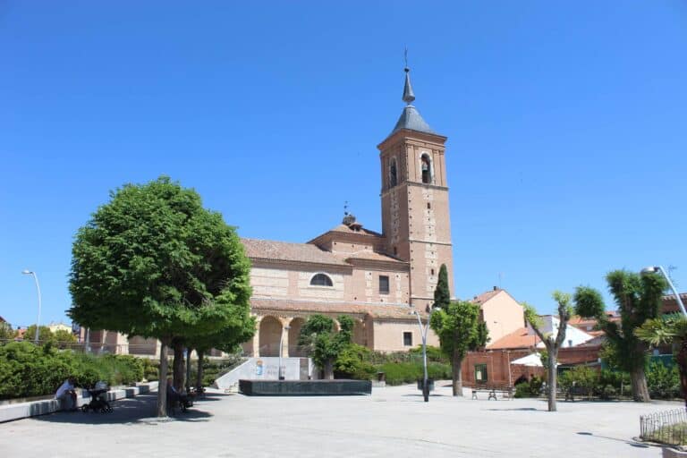 Iglesia y plaza Ajalvir ALCAMAR