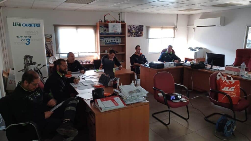 Fotografía de técnicos realizando el curso de formación sobre plataformas JLG