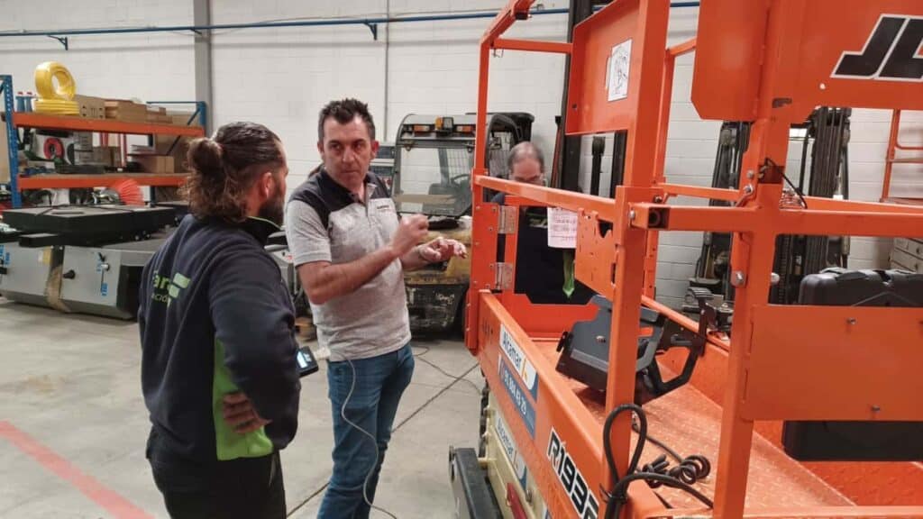 Fotografía de técnicos realizando el curso de formación sobre plataformas JLG