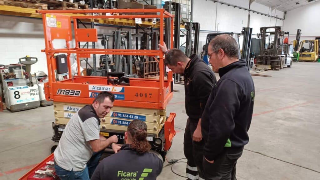 Fotografía de técnicos realizando el curso de formación sobre plataformas JLG