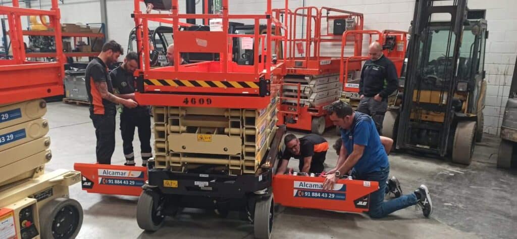 Fotografía de técnicos realizando el curso de formación sobre plataformas JLG