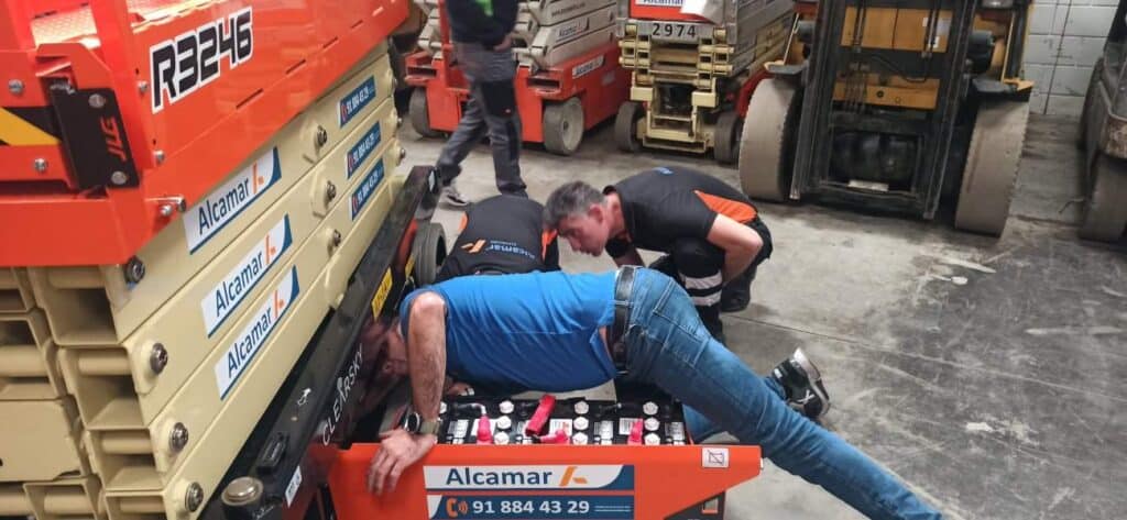 Fotografía de técnicos realizando el curso de formación sobre plataformas JLG