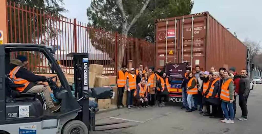 Carretilla de ALCAMAR cargando ayuda solidaria de la ONG olVIDAdos para las víctimas del terremoto de Siria y Turquía