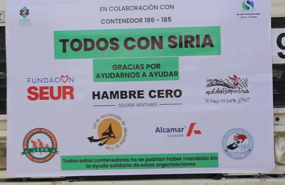 Cartel en el frontal de un camión de ayuda a Siria con el eslogan "Todos con Siria" y "Hambre cero" y los logotipos de las entidades colaboradoras