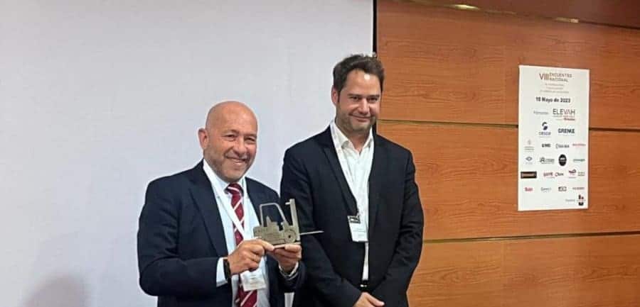 Foto de la entrega del Premio anual a AECE en el VIII Encuentro de Distribuidores y Alquiladores de Carretillas elevadoras