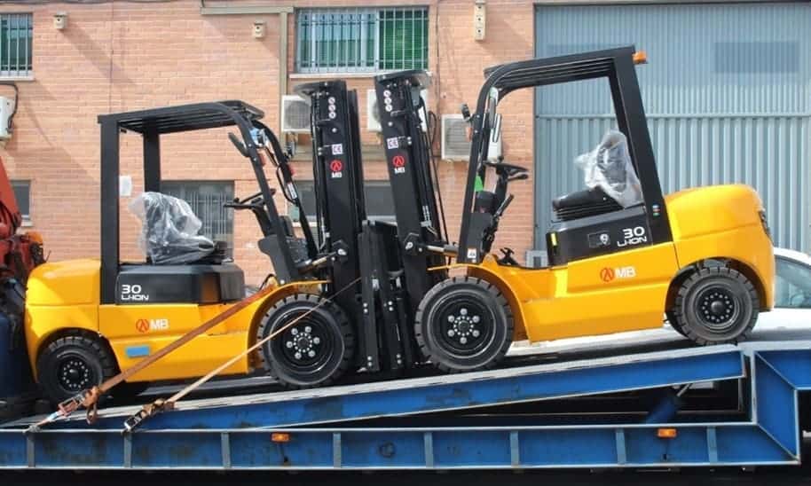 Máquinas MB Forklift cargadas en un camión