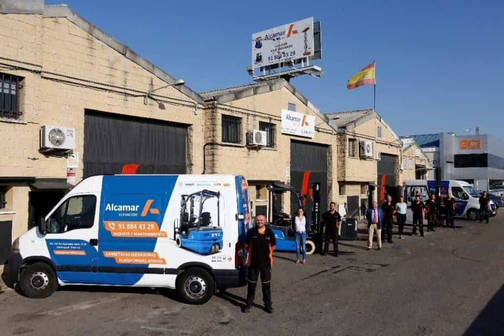 Instalaciones de ALCAMAR, con el equipo delante de la fachada