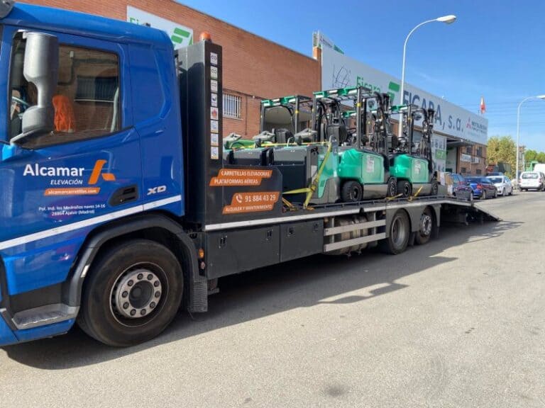 Carretillas elevadoras Mitsubishi sobre un camión de ALCAMAR